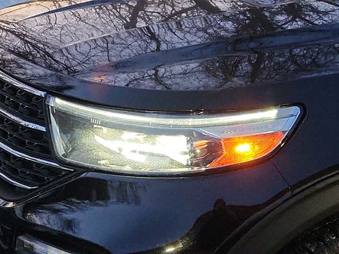 Used 2022 Ford Explorer XLT w/ Equipment Group 202A image 9