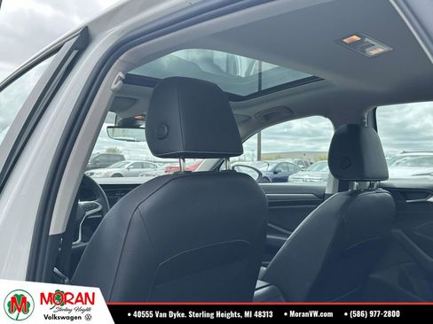 Certified 2023 Volkswagen Jetta SE w/ Panoramic Sunroof Package FWD image 15
