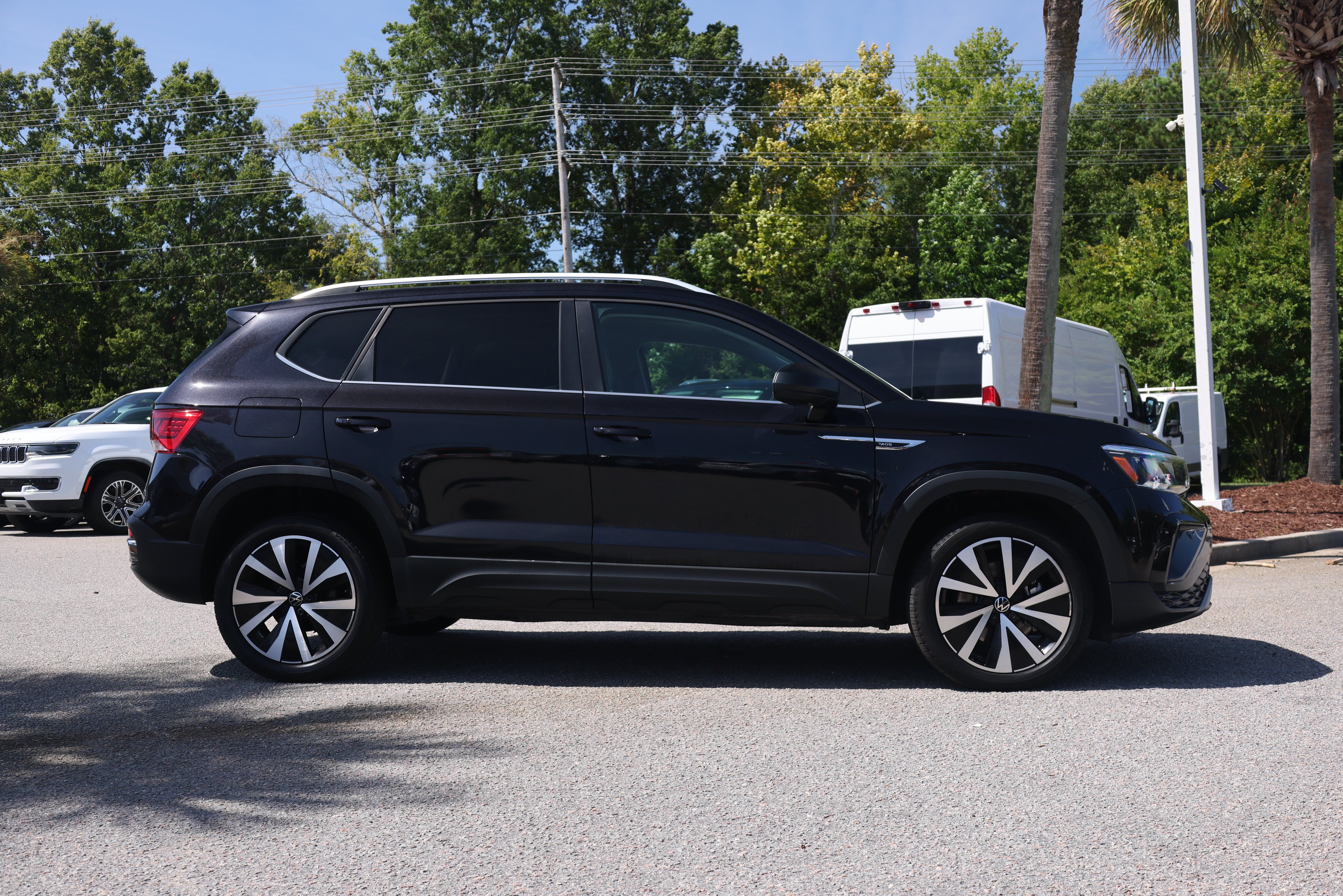 Used 2022 Volkswagen Taos SE w/ Panoramic Sunroof Package FWD image 6