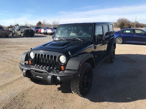Used 2013 Jeep Wrangler Unlimited Sahara image 24