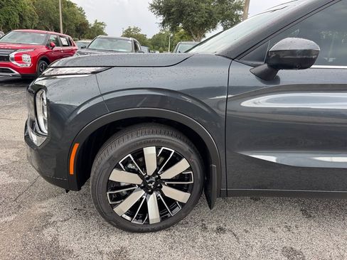 New 2025 Mitsubishi Outlander SE image 12
