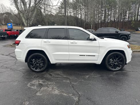Used 2018 Jeep Grand Cherokee Altitude image 4