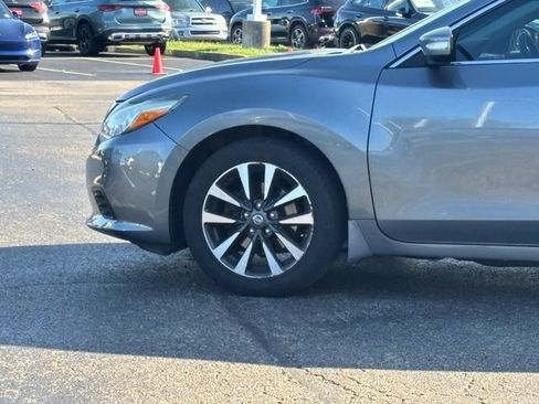 Used 2016 Nissan Altima 2.5 SV w/ Convenience Package FWD image 7