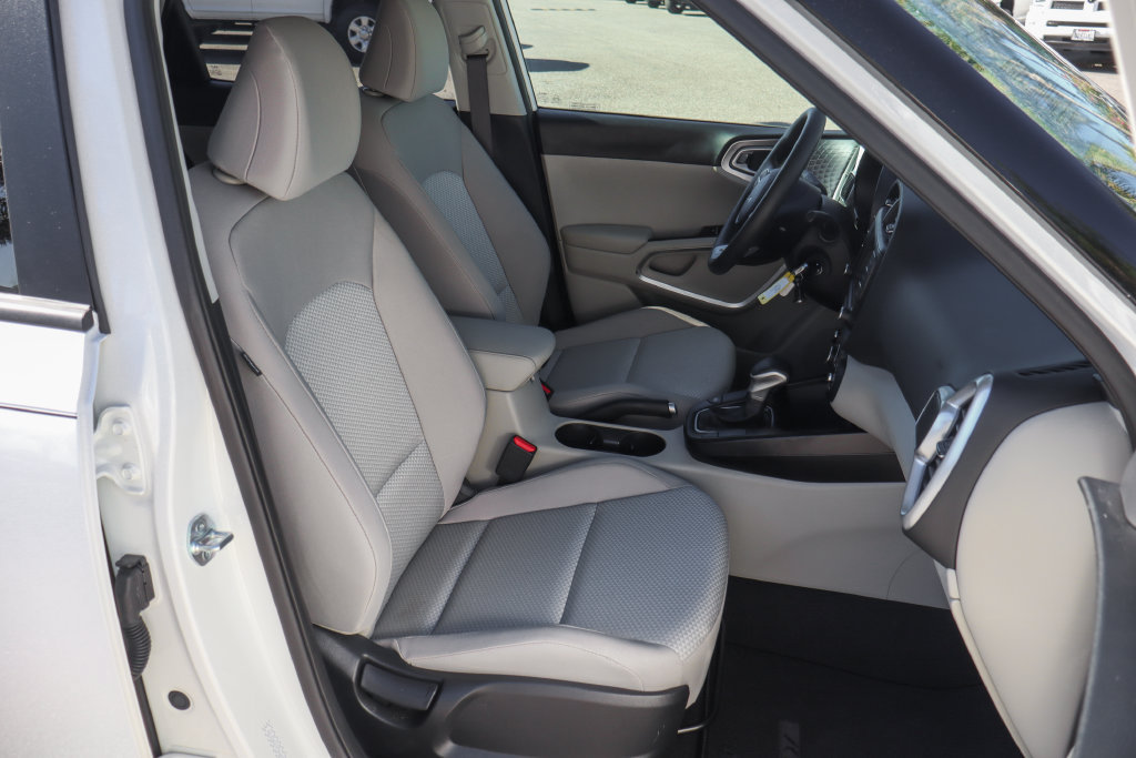Used 2025 Kia Soul LX w/ LX Technology Package FWD image 39