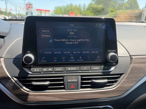Used 2025 Nissan Altima 2.5 SV FWD image 19