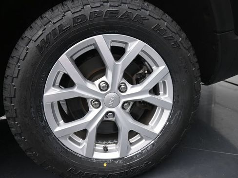 Used 2023 Jeep Grand Cherokee L Limited AWD/4WD image 15