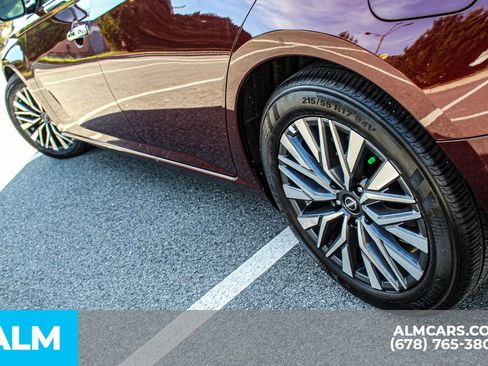 Used 2025 Nissan Altima 2.5 SV FWD image 13