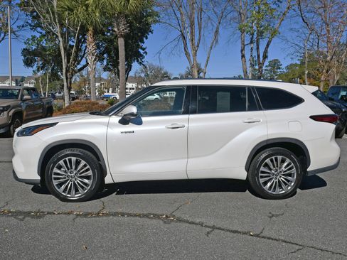 Used 2021 Toyota Highlander Platinum image 2