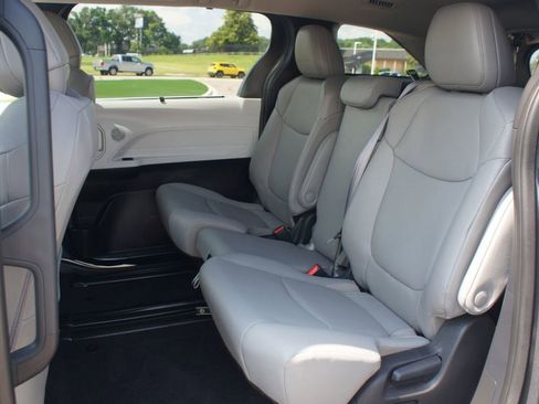 Used 2025 Toyota Sienna XLE w/ XLE Plus Package FWD image 15