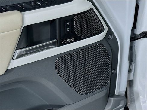 Used 2023 Land Rover Defender 110 SE image 21