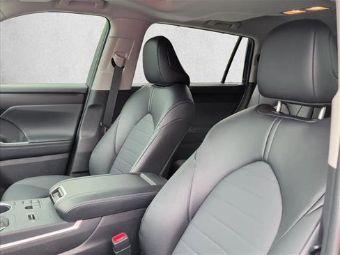 Used 2025 Toyota Highlander XLE FWD image 11