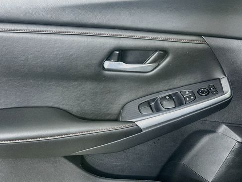 Used 2025 Nissan Sentra SR FWD image 15