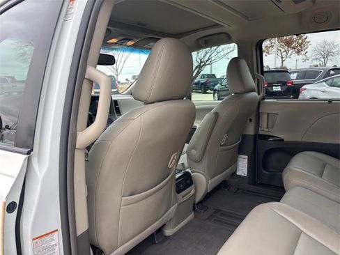 Used 2017 Toyota Sienna XLE image 28