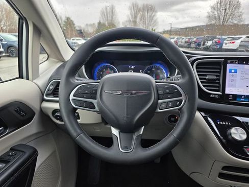 Used 2024 Chrysler Pacifica Touring-L FWD image 25