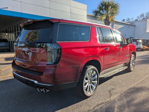 New 2025 Chevrolet Suburban Premier image 4