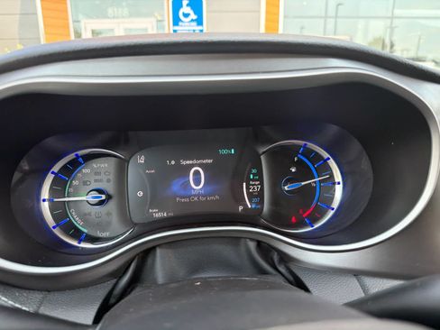 Used 2023 Chrysler Pacifica Touring-L FWD image 9