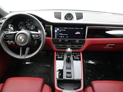 Certified 2025 Porsche Macan AWD/4WD image 6