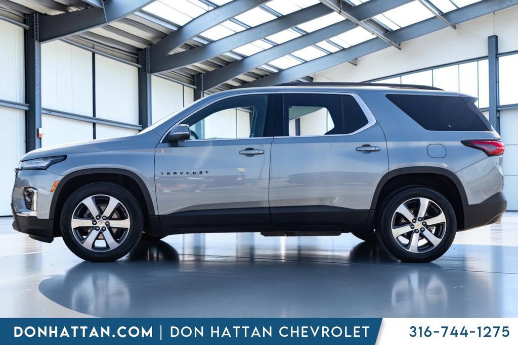 Used 2023 Chevrolet Traverse LT w/ LT Premium Package AWD/4WD image 2