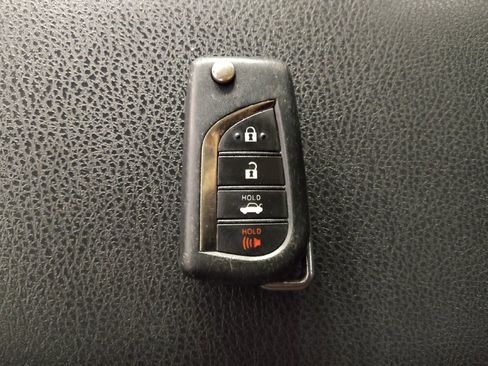 Used 2020 Toyota Camry SE image 32