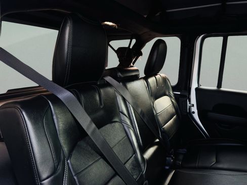 Used 2022 Jeep Wrangler Unlimited Sahara w/ Cold Weather Group image 32