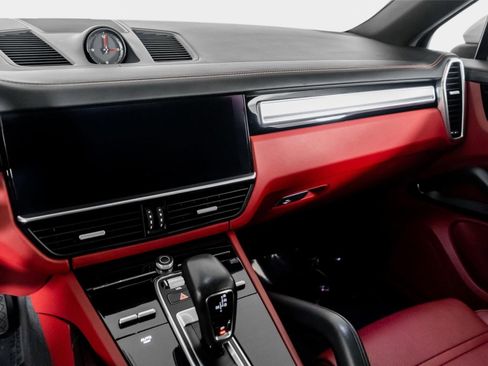 Used 2023 Porsche Cayenne Platinum Edition image 37