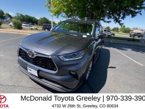 Used 2022 Toyota Highlander Platinum AWD/4WD image 2