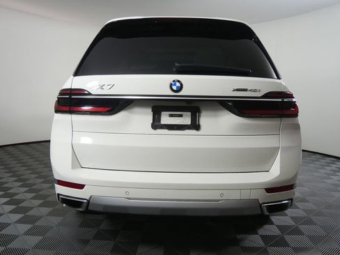 Certified 2025 BMW X7 xDrive40i w/ Premium Package AWD/4WD image 4