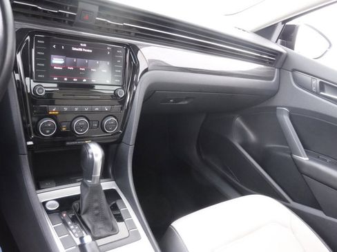 Used 2020 Volkswagen Passat 2.0T R-Line image 21