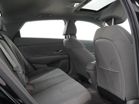 Used 2025 Hyundai Elantra SEL image 12