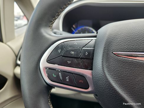 Used 2022 Chrysler Pacifica Touring-L image 46