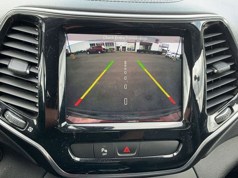 Used 2019 Jeep Cherokee Limited image 17