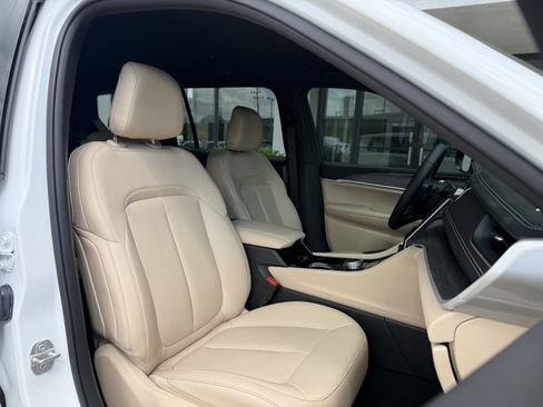 Used 2023 Jeep Grand Cherokee L Limited AWD/4WD image 23