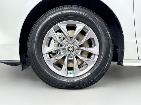 Certified 2025 Toyota Sienna XLE FWD image 45