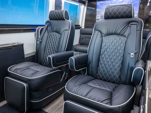 Used 2023 Mercedes-Benz Sprinter 3500 image 4