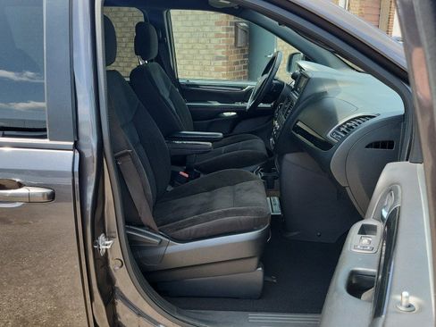 Used 2019 Dodge Grand Caravan SE FWD image 18