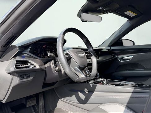 Used 2022 Audi e-tron GT Prestige image 2
