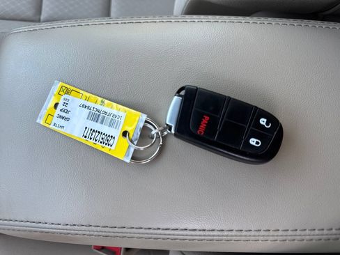 Used 2022 Jeep Grand Cherokee Laredo E AWD/4WD image 29