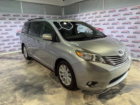 Used 2017 Toyota Sienna XLE w/ XLE Navigation Package AWD/4WD image 3