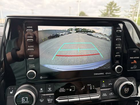 Used 2021 Toyota Highlander XLE AWD/4WD image 10