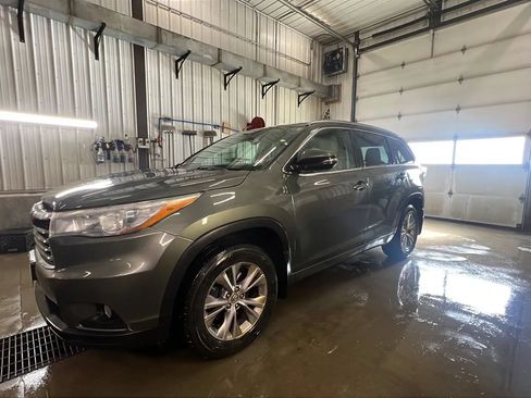 Used 2015 Toyota Highlander XLE AWD/4WD image 2