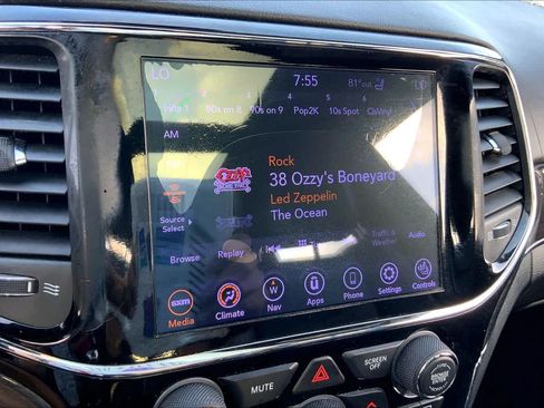 Used 2020 Jeep Grand Cherokee Overland AWD/4WD image 32