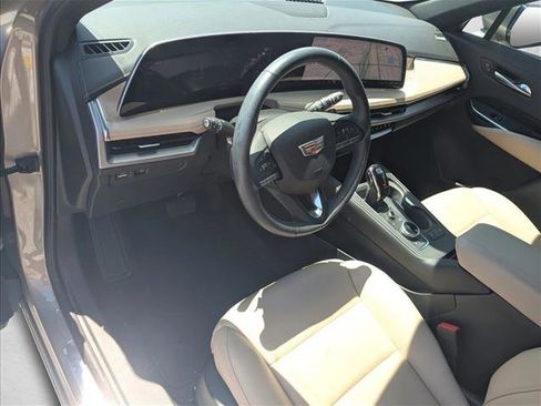 Used 2025 Cadillac XT4 Premium Luxury image 3