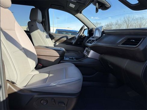 Used 2024 GMC Yukon SLT w/ SLT Luxury Package image 7
