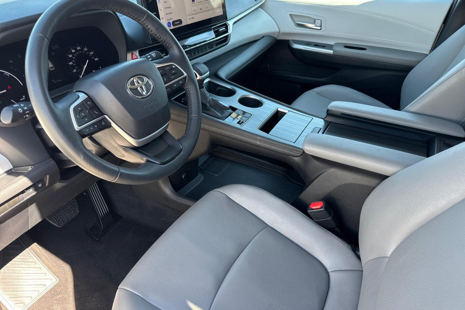 Used 2025 Toyota Sienna XLE FWD image 4