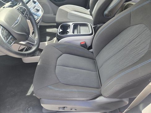 Used 2021 Chrysler Pacifica Touring FWD image 11