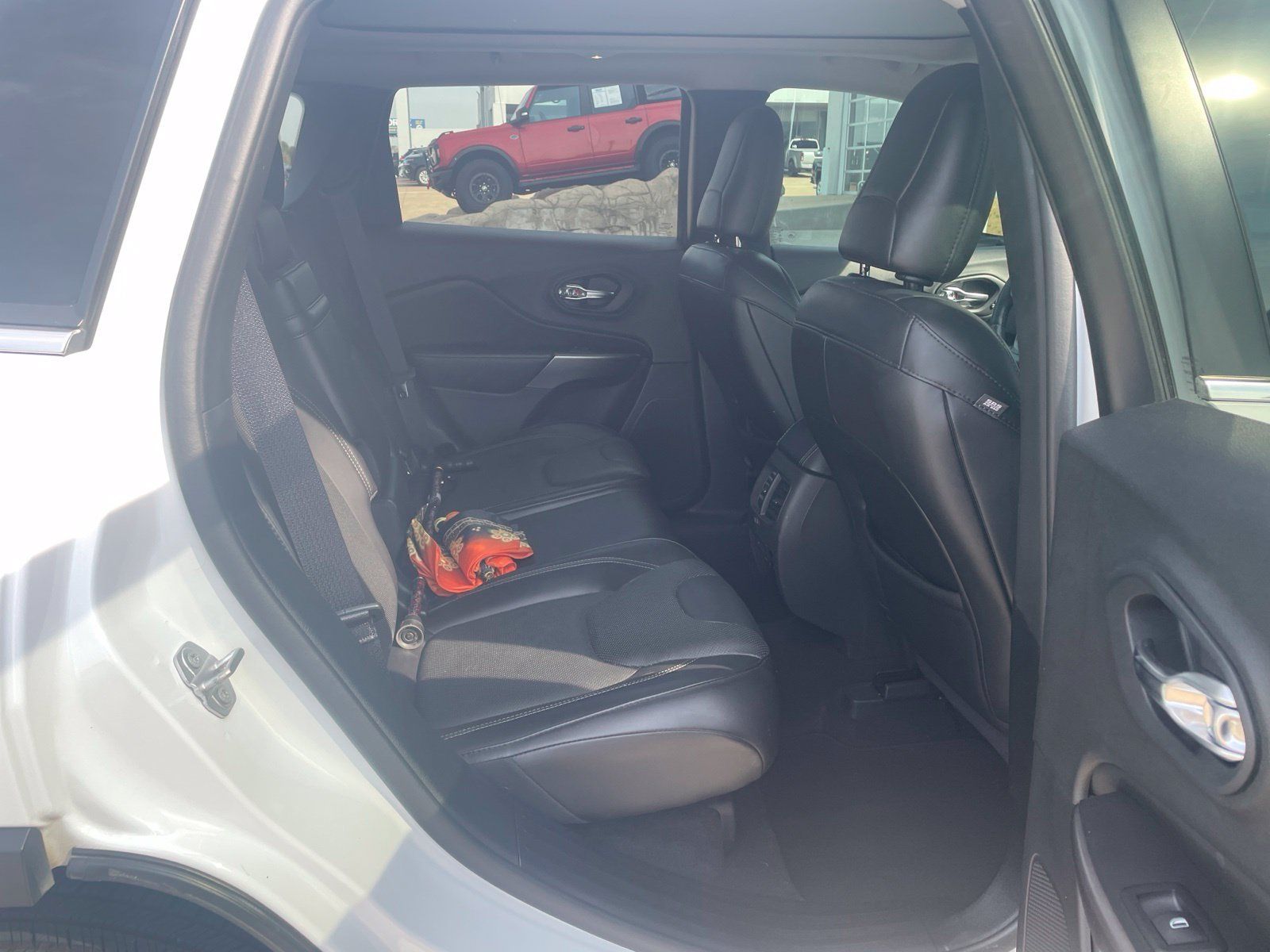 Used 2019 Jeep Cherokee Limited w/ Luxury Group FWD image 22