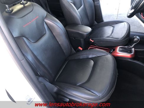 Used 2019 Jeep Renegade Trailhawk image 25