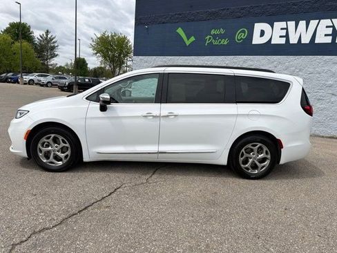 Used 2023 Chrysler Pacifica Limited FWD image 2
