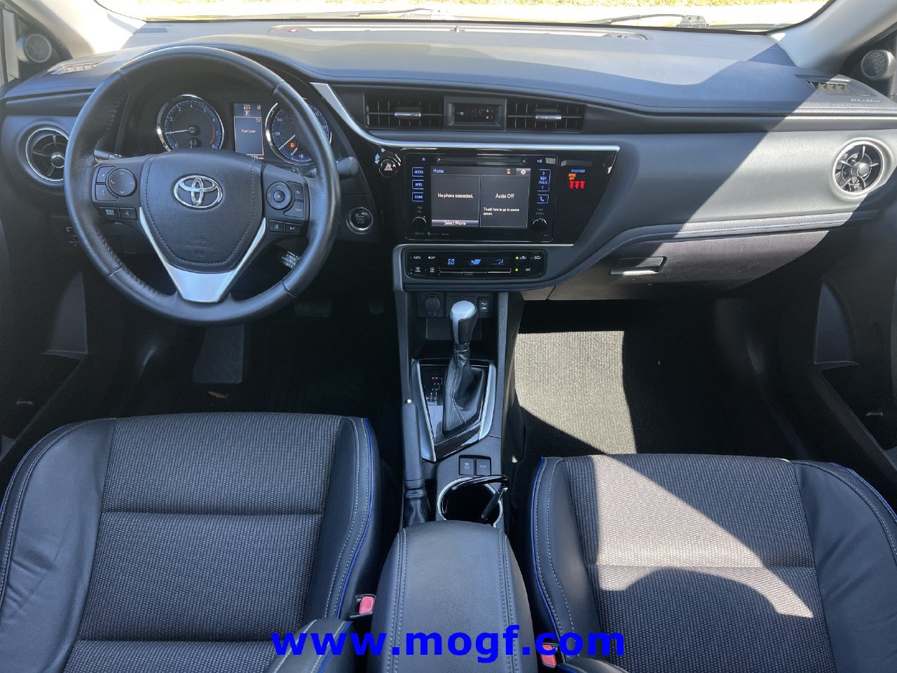 Used 2018 Toyota Corolla SE w/ SE Premium Package FWD image 5