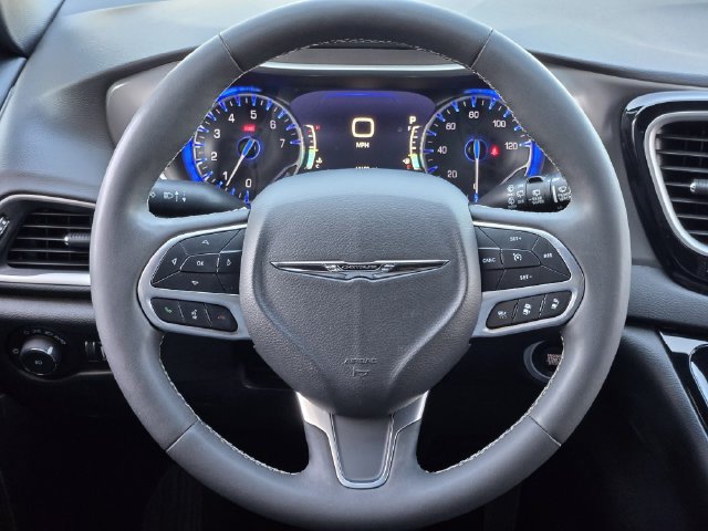 Certified 2025 Chrysler Pacifica Select FWD image 26